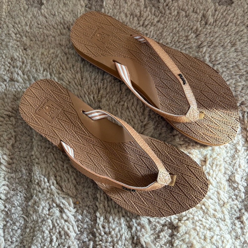 KuaiLu Tan Flip Flop Sandals‎ Size 38